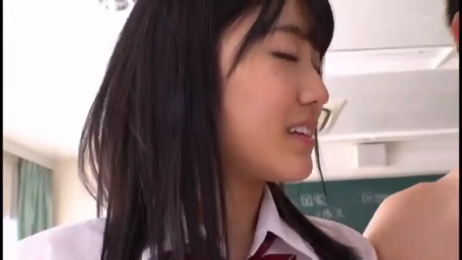 インタラクティブ · 学校 · 站立 · 目を細める · 横顔 · 黑板 · 学生衬衫 · 浅景深