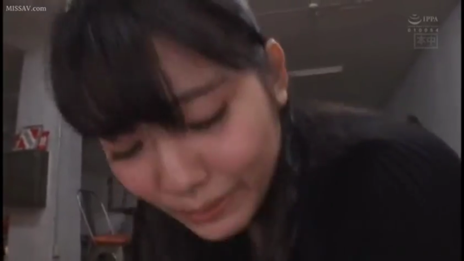 室内 · 单人 · 身をかがめる · 集中 · 顔部のクローズアップ · 口交 · 黑色上衣