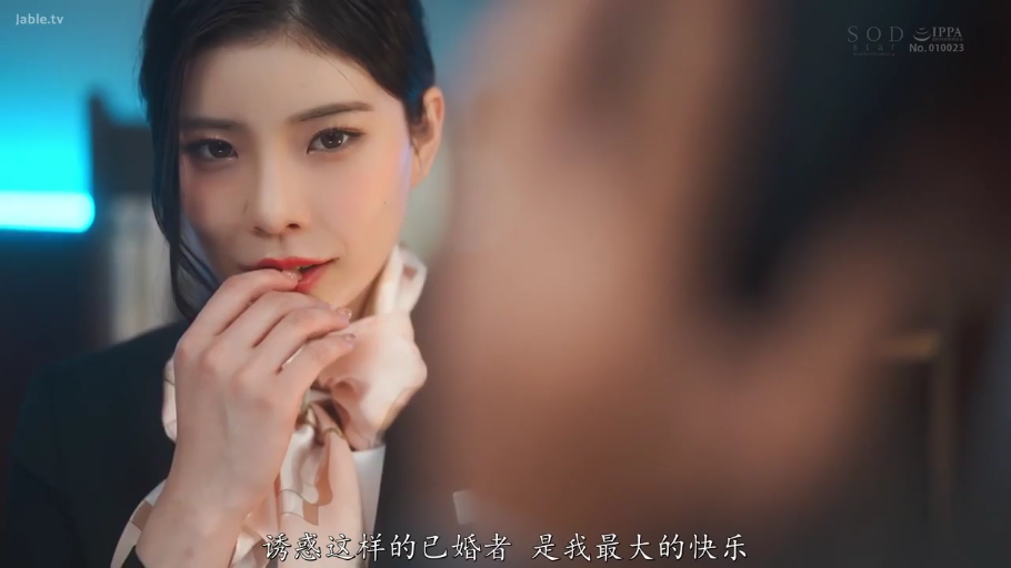 Indoor · Close-up of the face · Business attire · 手摸嘴唇