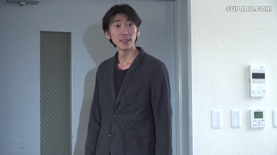 站立 · 上半身 · 惊讶 · 门口 · 男优 · 黑色西装 · 进入 · 对讲机