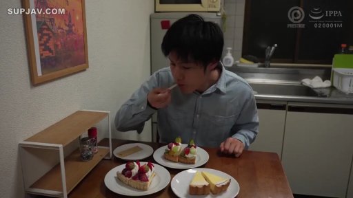 座り姿勢 · 集中 · 中景 · 餐厅 · 水色の長袖シャツ · 水果挞 · 吃甜点