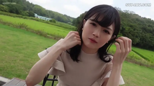 坐姿 · 脸部特写 · 整理头发 · 黑发 · 自然表情 · 浅色荷叶边上衣 · 户外田园