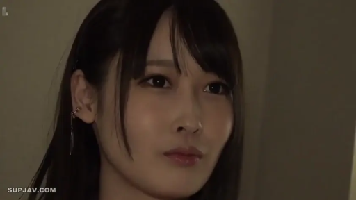 室内 · 脸部特写 · 平静 · 注视 · 便服 · 长发 · 正面 · 耳饰