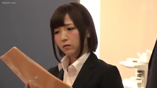 面部 · 专注 · 衬衫 · 办公室 · 站立 · 文件夹 · 阅读