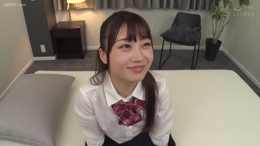 卧室 · 面部特写 · 正坐 · JK制服