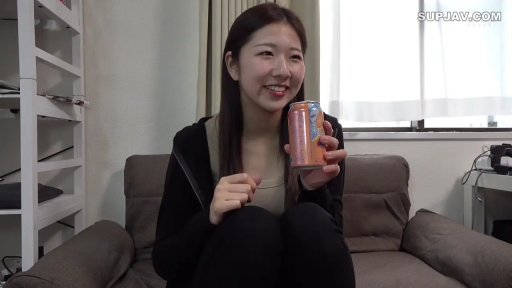 Sitting Posture · Medium shot · Smile · Living room · 日常 · Can · 米色内搭 · 握持物品