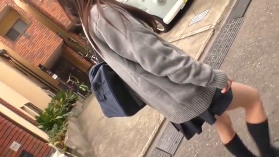 全身 · 行走 · 灰色开衫 · 户外街道 · 学生书包 · 街头穿行