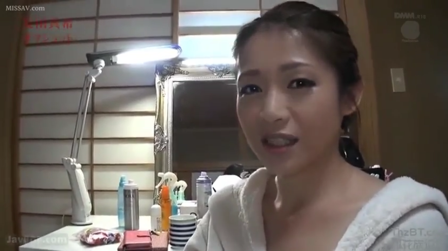 室内 · 坐姿 · 自然 · 台灯 · 面部特写 · 居家 · 浴袍 · 看着镜头