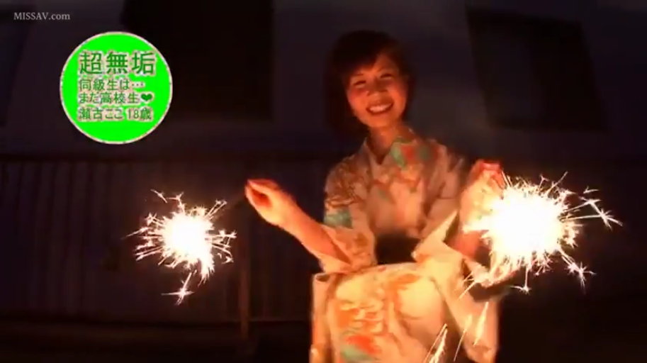 坐姿 · 微笑 · 半身 · 户外 · 浴衣 · 少女 · 玩烟花 · 仙女棒