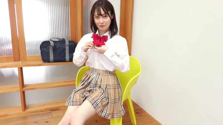 交谈 · 脸部 · 字幕 · 项链 · 仰视 · 笑容 · 窗边