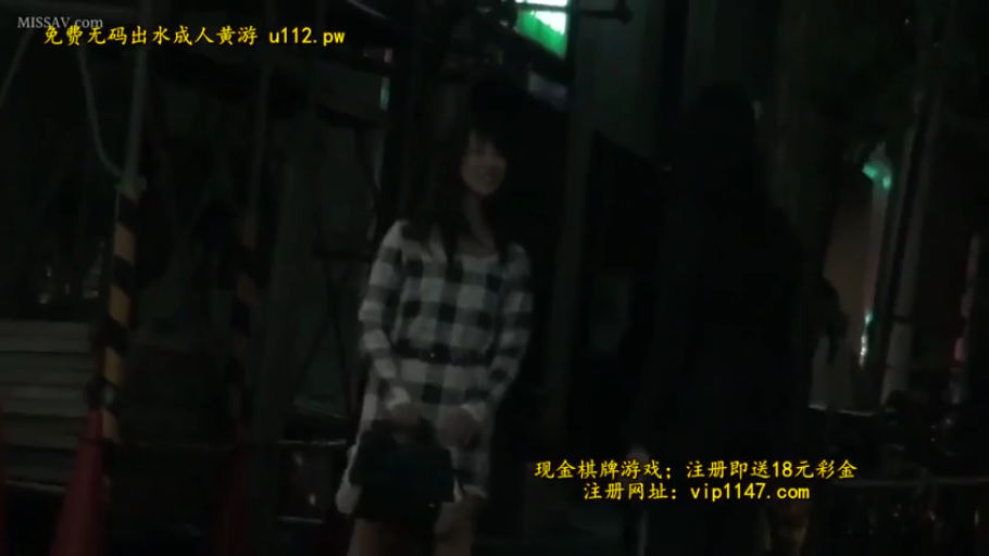 站立 · 全景 · 微笑 · 手提包 · 交流 · 户外街道 · 格纹连衣裙 · 夜晚