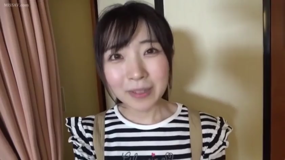 室内 · 站立 · 微笑 · 面部特写 · 注视镜头 · 背带裤 · AV截图