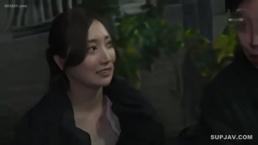 Conversation · Medium shot · Standing Posture · Smile · 绿植 · Night view · Black coat · 室外夜间