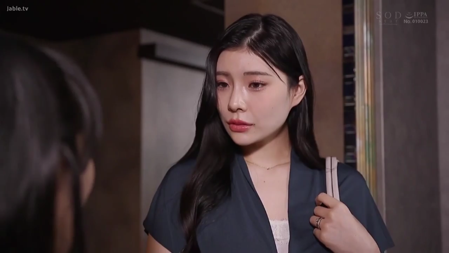 室内 · 憂鬱 · 顔部のクローズアップ · 站姿 · ショルダーバッグ · 眼神交流 · 黑色长发 · 休闲开衫