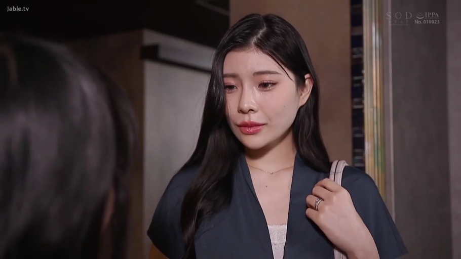 忧郁 · 面部特写 · 手提包 · 对视 · 长发 · 室内走廊 · 侧身站立 · 黑色深V上衣