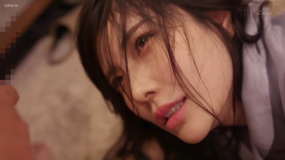 室內 · 臉部特寫 · 迷離 · 襯衫 · 注視 · 臥姿 · 亂發