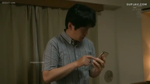 专注 · 站立 · 条纹衬衫 · 半身特写 · 房间 · 看手机 · 手机 · 男优