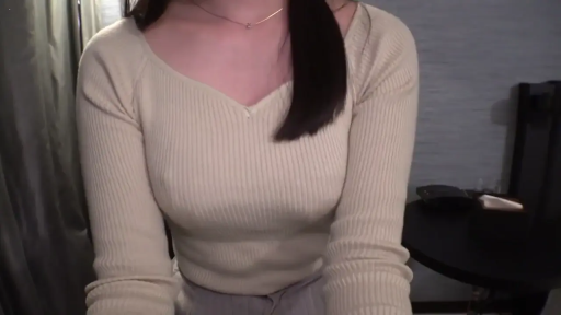 室内 · 坐姿 · 胸部 · 紧身针织衫 · 展示 · 凸点