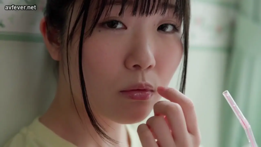 室内 · 面部特写 · 黄色短袖