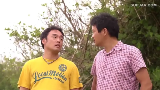 会話 · 真剣 · 站立 · 中景 · ネックレス · 短袖衬衫 · 昼間 · 郊外