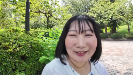 脸部特写 · 站姿 · 微笑 · 休闲装 · 户外 · 公园 · 闲聊