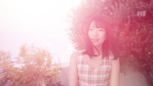 面部 · 站立 · 平静 · 注视 · 户外 · 格子无袖衫