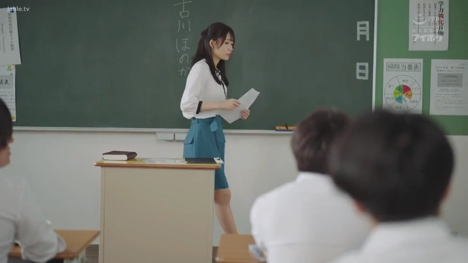 严肃 · 全身 · 教室 · 站立 · 职业装 · 黑板 · 讲课 · 女教师