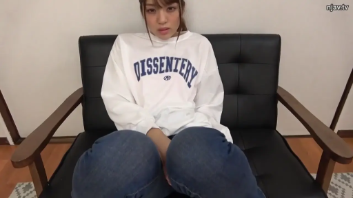 室内 · 坐姿 · 沙发 · 自然 · 亚洲女性 · 坐着 · 卫衣