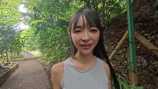 站立 · 微笑 · 近景 · 自拍录制 · 灰色运动背心 · 森林背景 · 户外小径