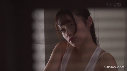 室内 · 忧郁 · 脸部 · 站姿 · 背心 · 凝视 · 暗光