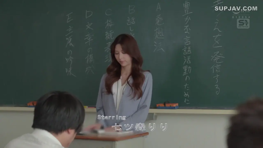 教室 · OL装 · 站立 · 黑板 · 教师制服 · 严肃认真 · 中景半身 · 授课看教材