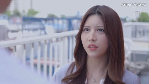 严肃 · 面部 · 站姿 · 凝视 · 户外 · 西装