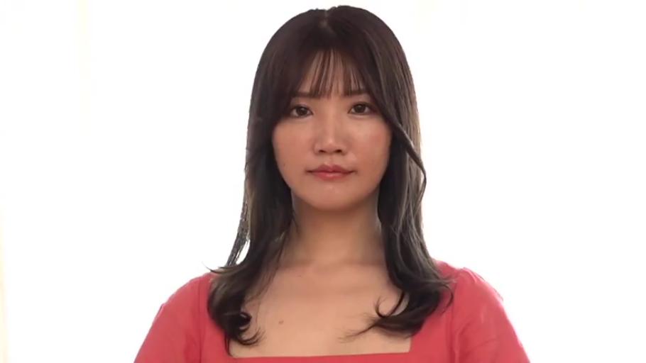 面部特写 · 平淡 · 注视镜头 · 长发 · 正面坐姿 · 室内白色背景 · 红色方领上衣