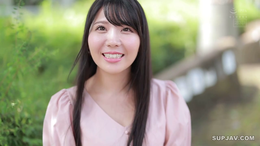 面部特写 · 户外 · 注视镜头 · 甜美微笑 · 正面站立 · 粉色V领上衣 · 黑长直