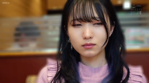 座り姿勢 · 憂鬱 · 顔のクローズアップ · 注視 · 餐厅 · 耳坠 · 长黑发 · 粉色褶边上衣