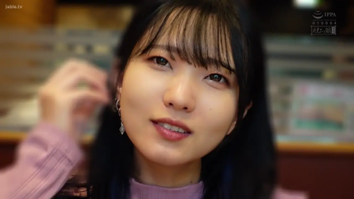 室内 · 微笑 · 耳环 · 面部特写 · 注视 · 歪头 · 粉色毛衣 · 齐刘海