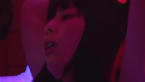 室内 · 脸部特写 · 迷离 · 仰头 · 呻吟 · 不详 · 粉色灯光