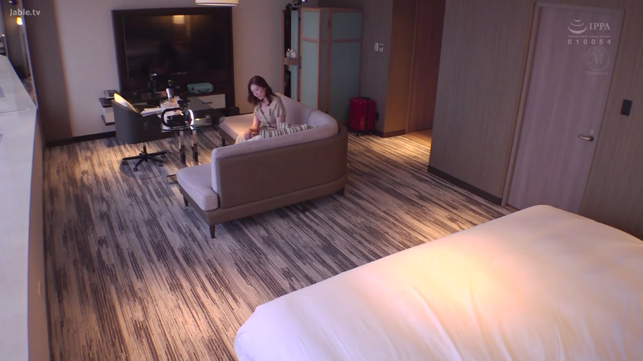 坐姿 · 行李箱 · 平静 · 远景 · 酒店 · 连衣裙 · 休息