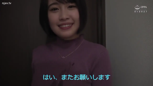 室内 · 站立 · 微笑 · 中近景 · 对视 · 紫色高领毛衣