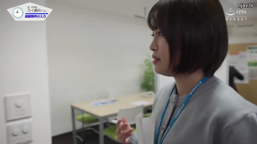 交谈 · 专注 · 办公室 · 站立 · 短发 · 侧脸 · 灰色开衫 · 员工证