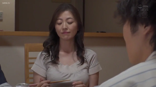 坐姿 · 半身特写 · 餐厅 · 闭目 · 两人 · 筷子 · 休闲衫 · 持筷