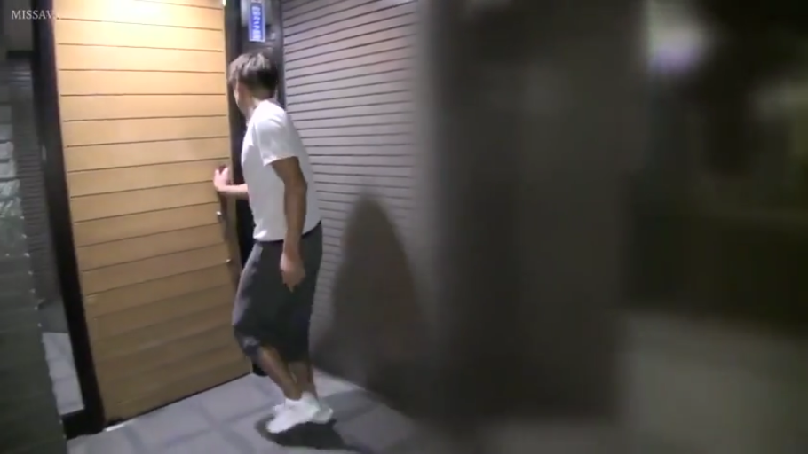 全景 · 开门 · 行走 · 门 · 门口 · 背影 · 运动服