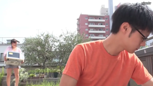 专注 · 站立 · 休闲服 · 侧脸 · 微波炉 · 天台 · 搬运