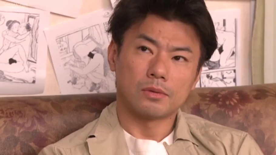 室内 · 坐姿 · 严肃 · 面部特写 · 注视 · 休闲服 · 亚洲男性 · 背景画