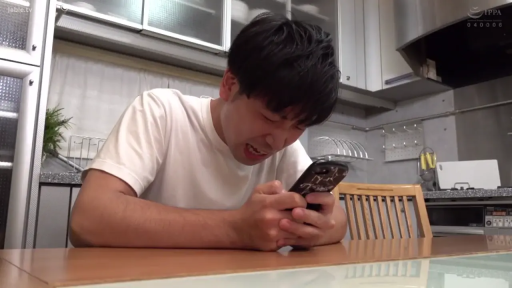 室内 · 座り姿勢 · 顔 · 居家 · 携帯電話 · 苦痛 · T恤 · 玩手机