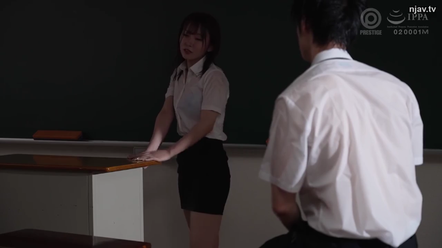 严肃 · 教室 · 站立 · 职业装 · 交流 · 黑板 · 教师