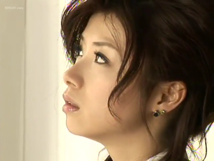 室内 · 脸部特写 · 迷离 · 白色上衣 · 凝视 · 仰头 · 亚洲女性 · 耳钉