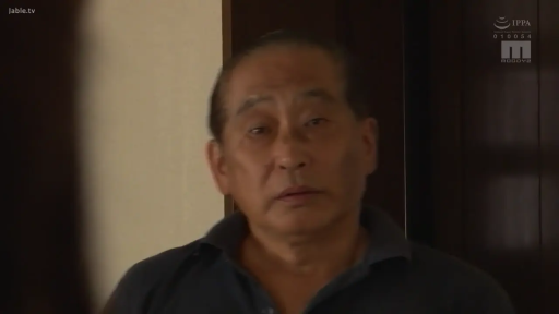 室内 · 脸部特写 · 站立 · 平静 · 注视 · 中年大叔 · 翻领衫