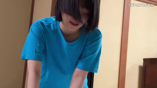 全身 · 卧室 · 侧坐 · 访谈 · 平和 · 床上用品 · 讲述 · 白色吊带裙