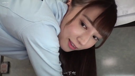 趴姿 · 看向镜头 · 脸部大特写 · 清纯风格 · 室内环境 · 浅蓝色卫衣 · 微露齿微笑